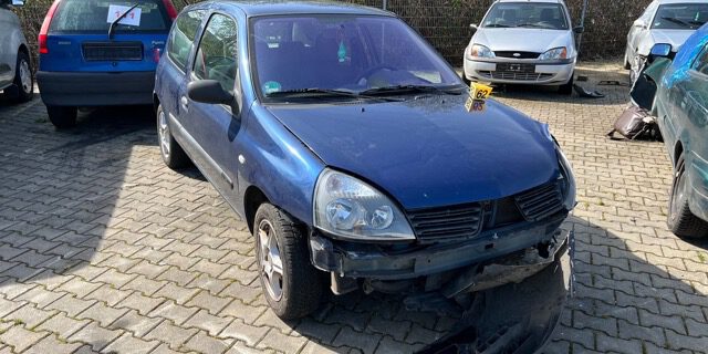 Verunfallter Clio 2 Blauer Clio 2 Totalschaden. Unfallgutachten wurde erstellt