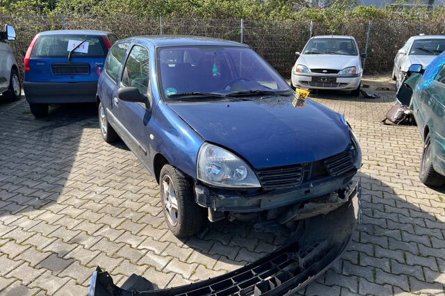 Verunfallter Clio 2 Blauer Clio 2 Totalschaden. Unfallgutachten wurde erstellt