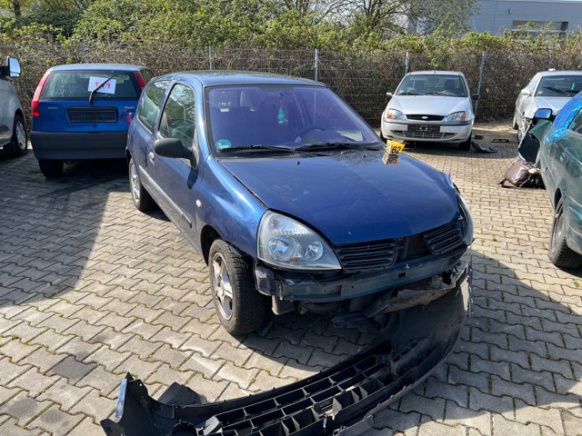 Blauer Clio 2 Totalschaden. Unfallgutachten wurde erstellt