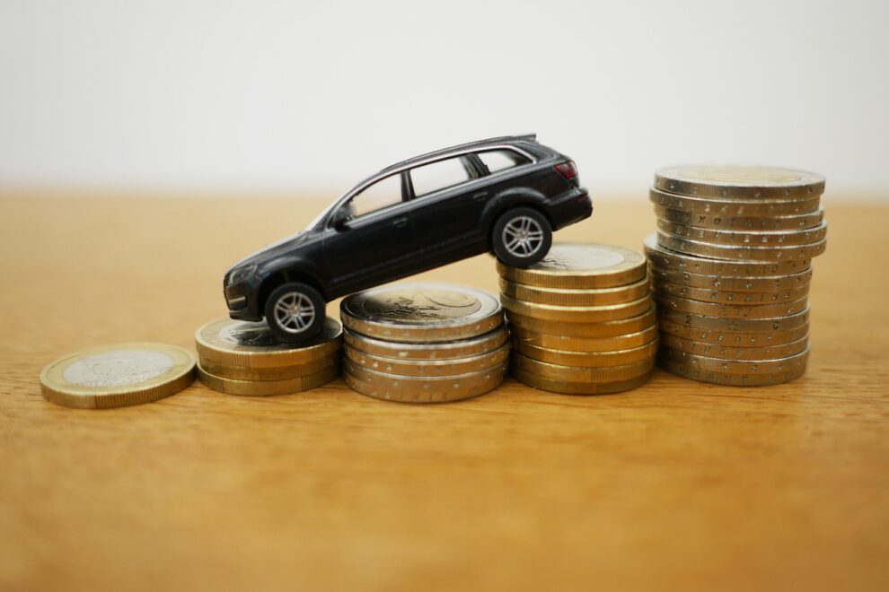 autokauf Auto welches Geldstücke herunterfährt